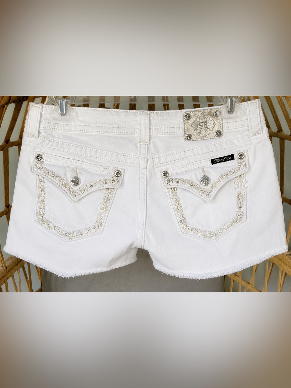 Miss Me White Denim Shorts Size 29 Embroidered Rhinestone Stretch Frayed Hem - Picture 11 of 11